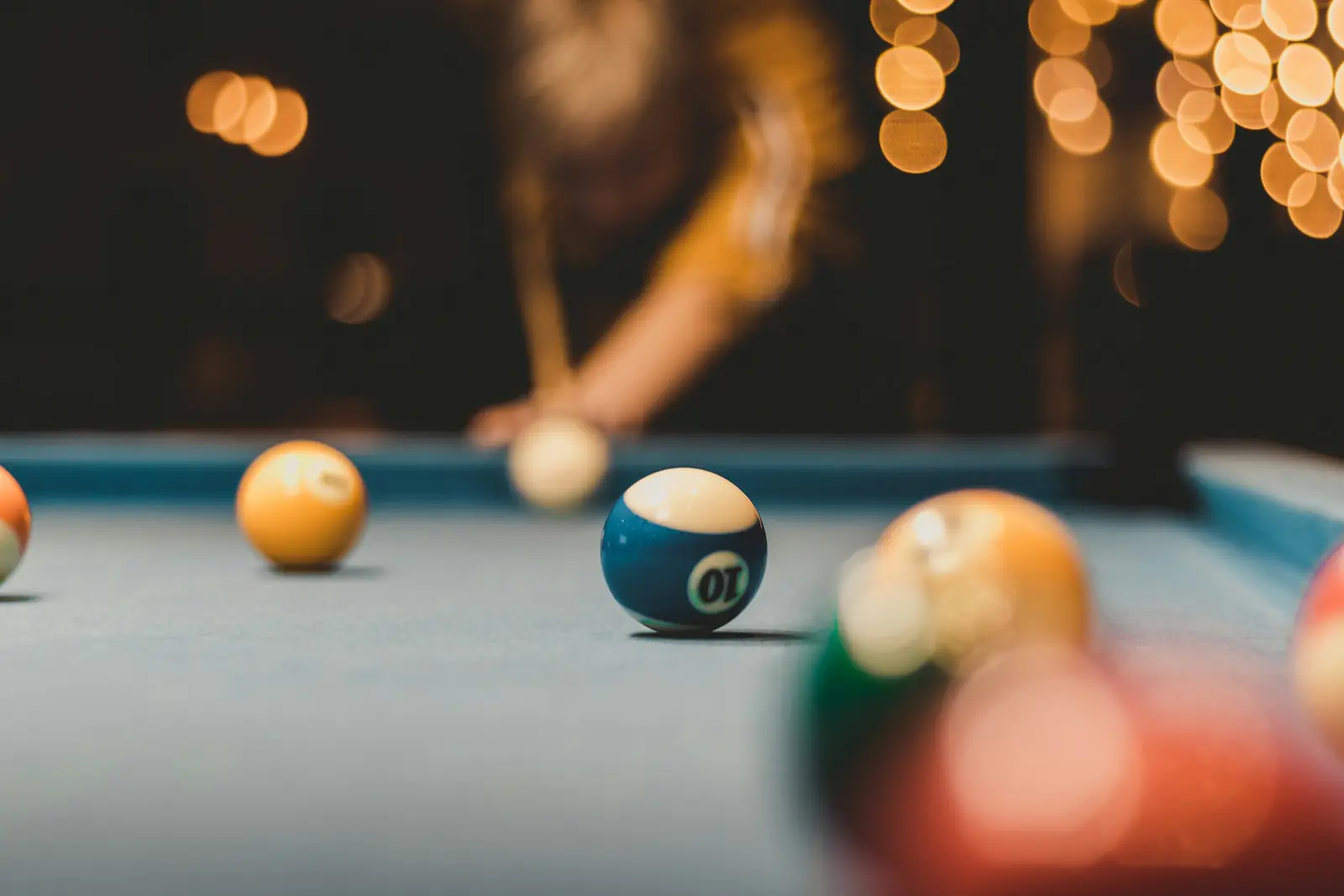 Billiard o'ynayotgan odam